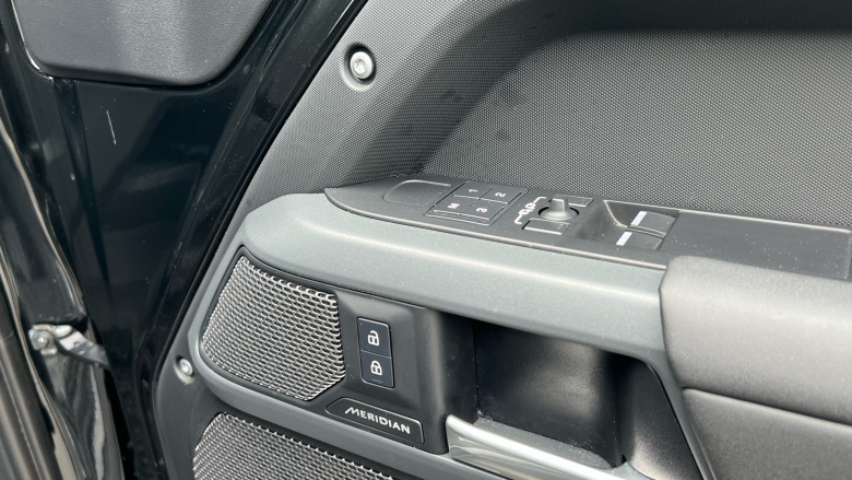 Land Rover Defender 2.0 P300 X-Dynamic SE 90 3dr Auto Petrol Estate